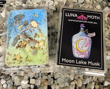 Load image into Gallery viewer, Moon Lake Musk Botanical &amp; Crystal Melt