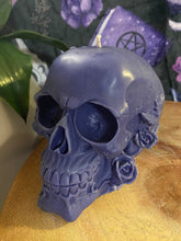 Load image into Gallery viewer, Amethyst Rose Skull Candle